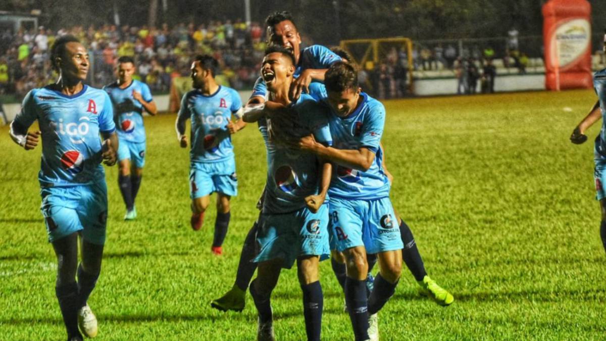 Jugadores de Alianza celebran durante el partido frente al Sonsonate