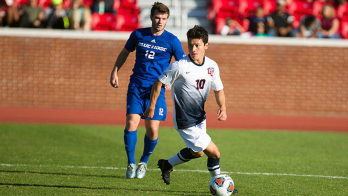 Kevin Mendoza durante un partido con su equipo universitario los Liberty Flames