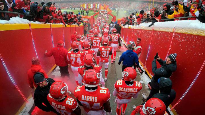 Equipo de los Chiefs antes de partido contra Colts