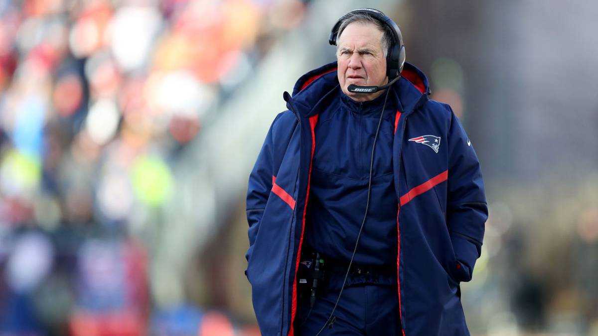 Bill Belichick en partido de playoffs de Patriots
