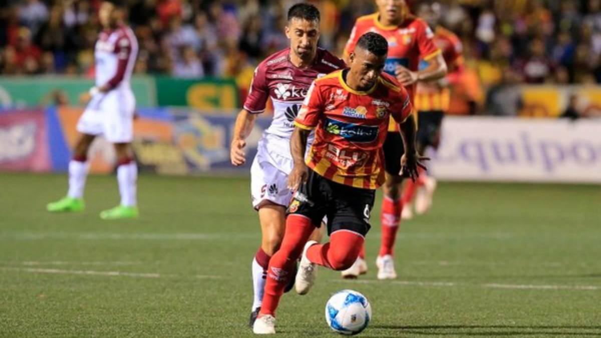 Allan Cruz con el herediano de Costa Rica