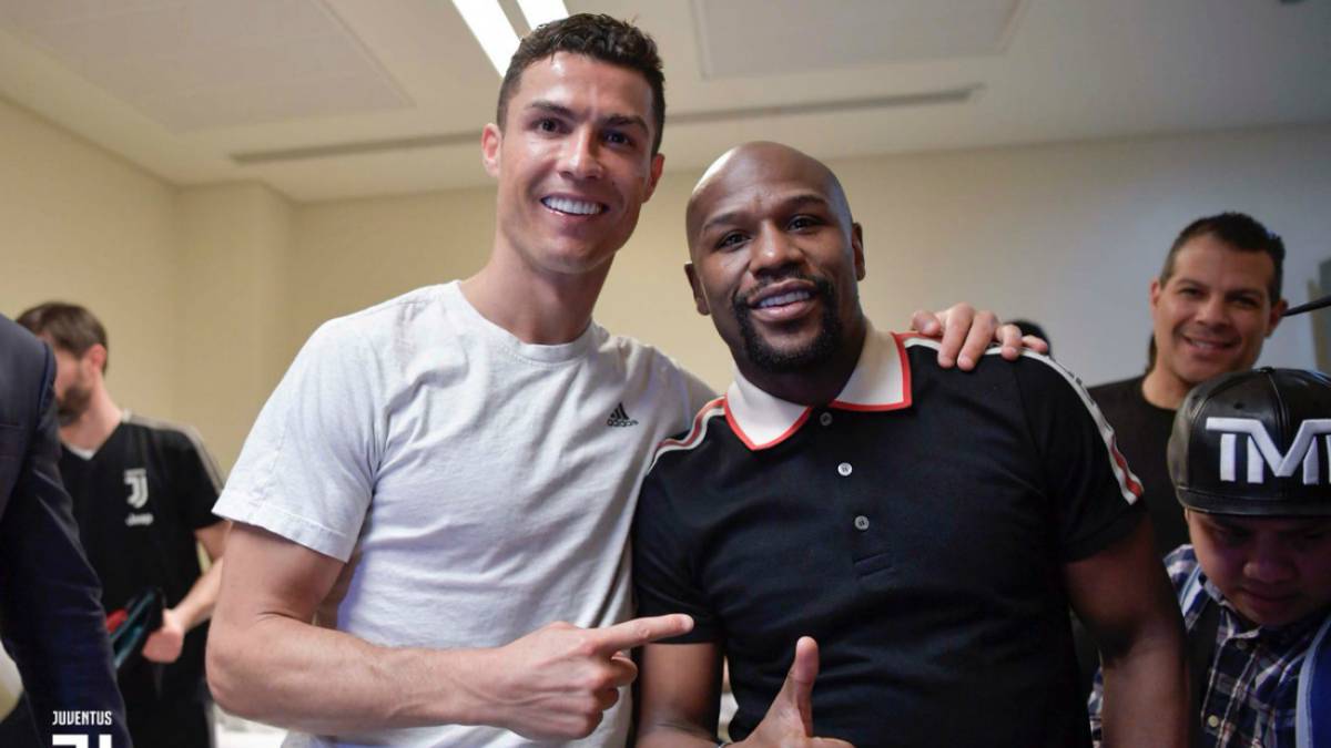 El boxeador estadounidense estuvo en la celebración del conjunto de la Vecchia Signora y posó con la copa, CR7, Giorgio Chiellini, Pjanic, entre otros