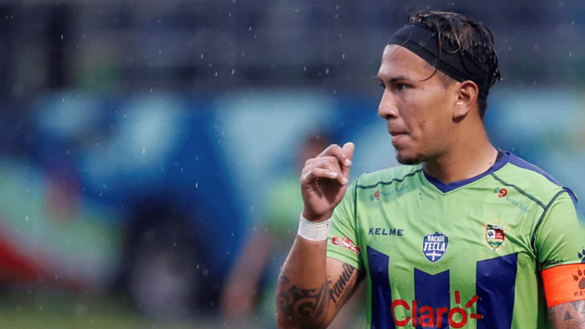 Juan Barahona con el Santa Tecla actual campeón de la liga de El Salvador