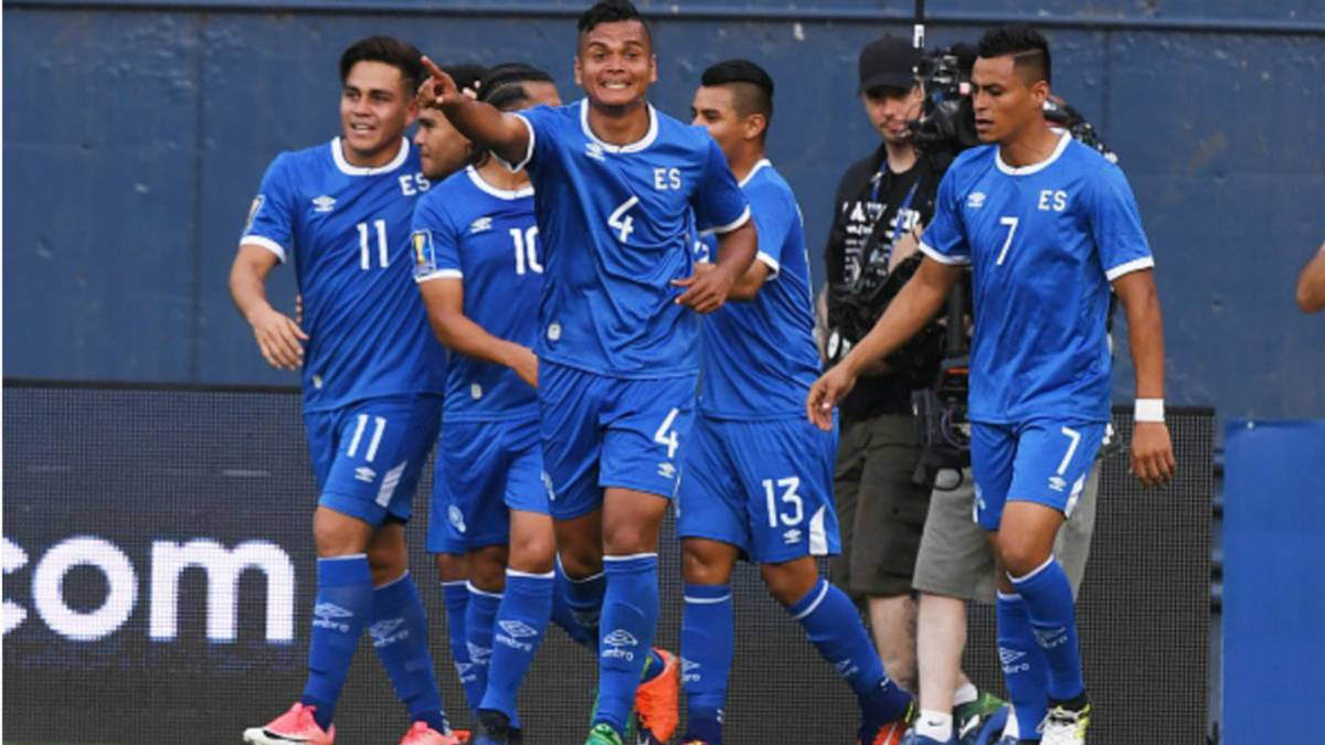 La selección de El Salvador celebrando tras una anotación