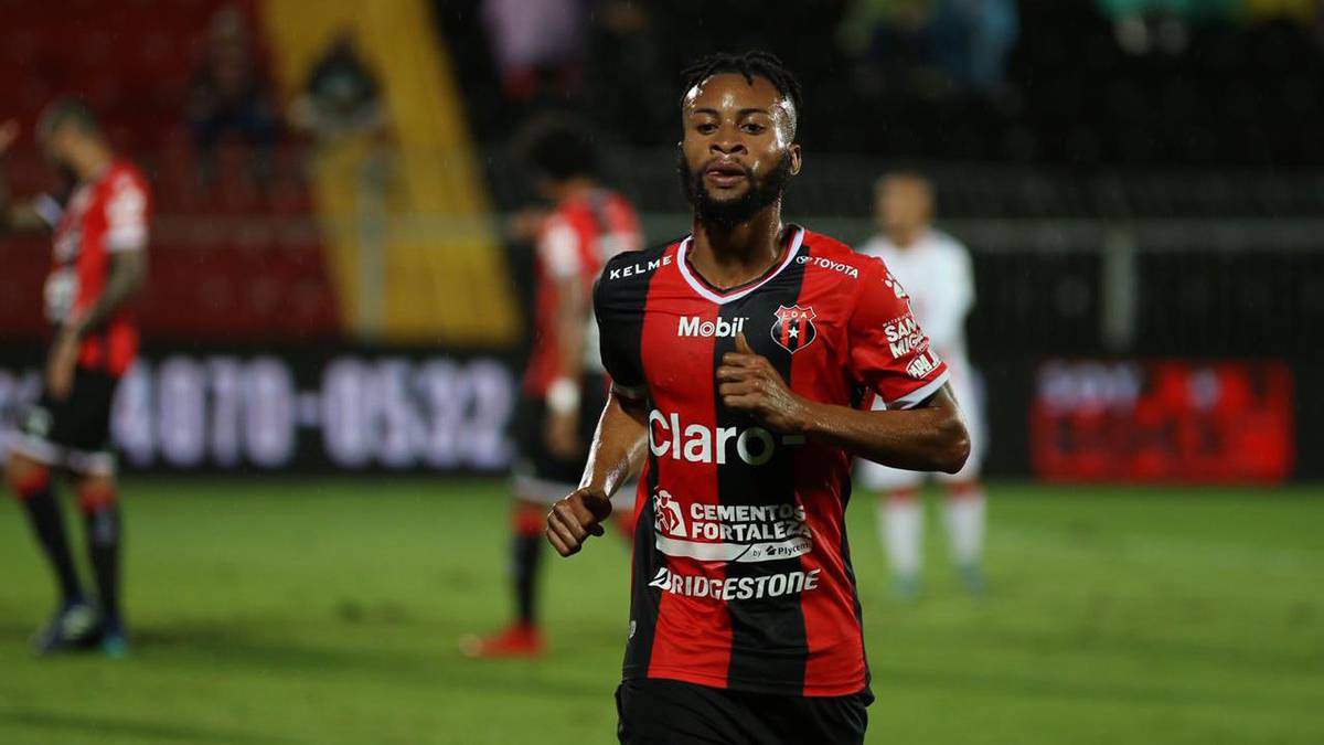 El talentoso de Maalique Foster, mediocampista caribeño, cuenta con ofertas para jugar en la MLS y la NASL, su futuro se tiene que definir este fin de semana.