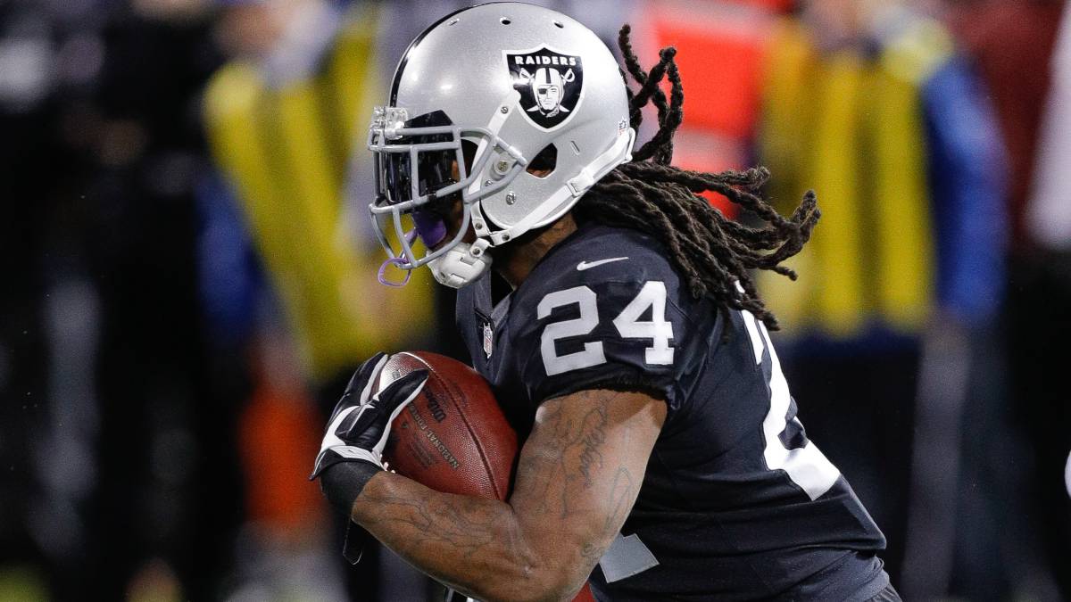 Marshawn Lynch en partido de Raiders