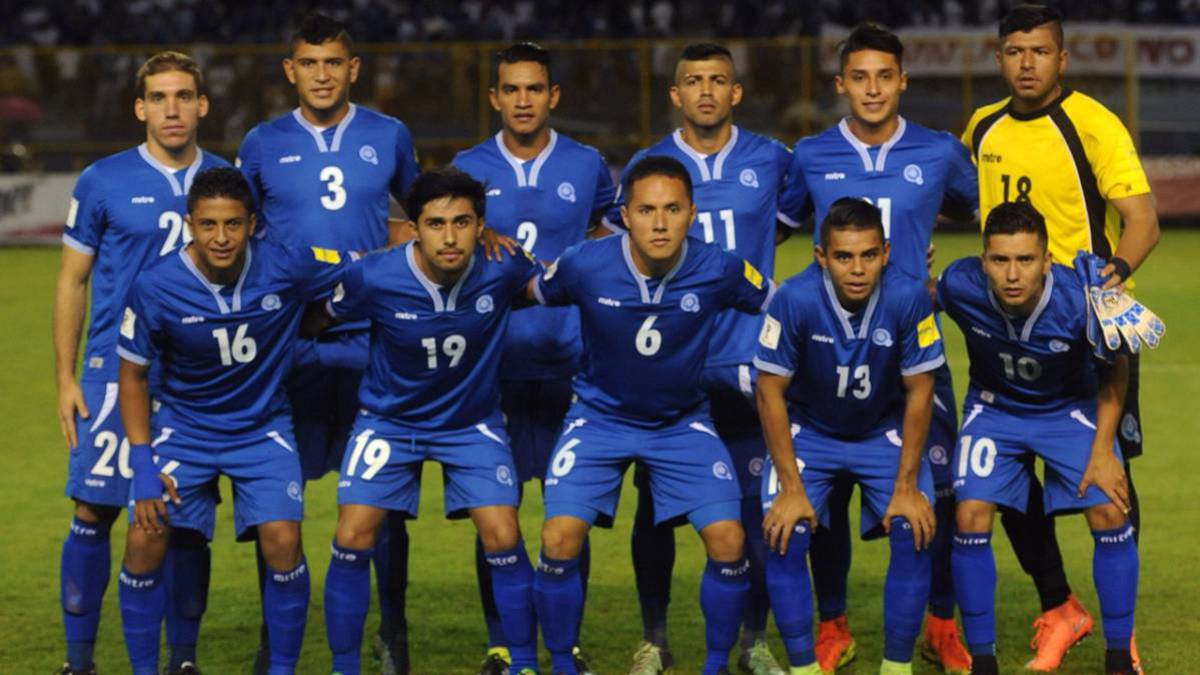 La selección de El Salvador en la foto de la alineación previo al partido