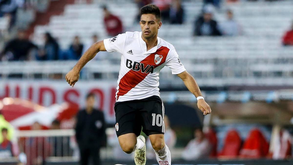 Pity Martinez con el balón durante un partido de River Plate
