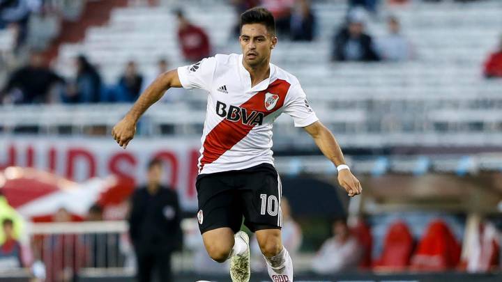 Pity Martinez con el balón durante un partido de River Plate