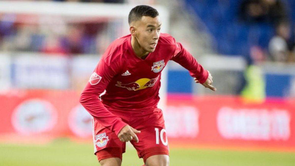 'Kaku' Romero disputando el balón con el NY Red Bulls