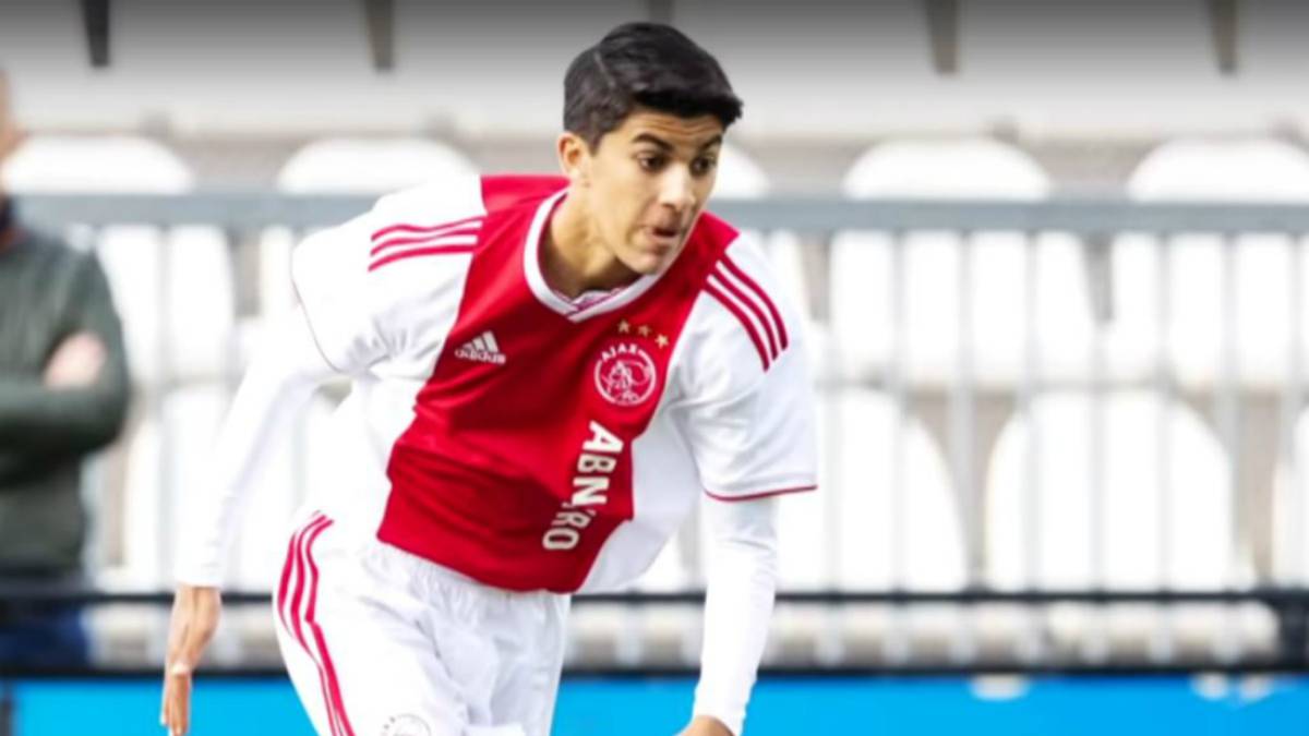 Joshua Pynadath es un jugador de 16 años que hizo a un lado su amor por el baloncesto para buscar una oportunidad en la academia en el Ajax.