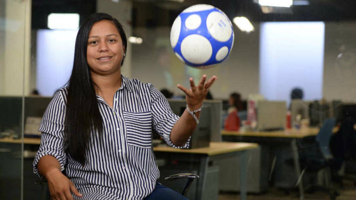 Debbie Gómez, la DT que vence el machismo en El Salvador