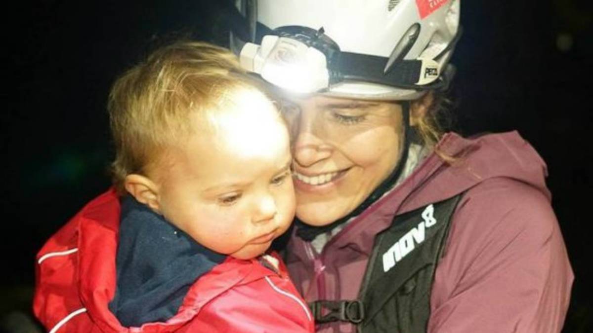 Jasmin Paris gana ultramaratón mientras amamanta a su bebé