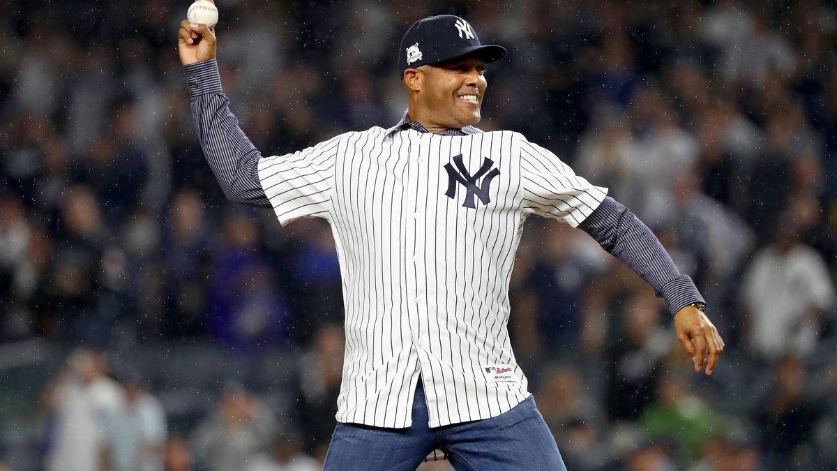Mariano Rivera lanza el primer pitcheo en partido de los Yankees