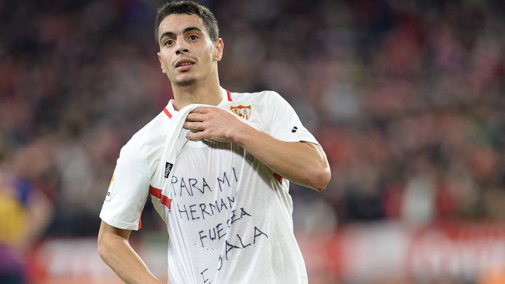Wissam Ben Yedder shows a t-shirt supporting Cardiff City FC's Argentinian forward Emiliano Sala, as he celebrates scoring his team's second goal during the Spanish Copa del Rey