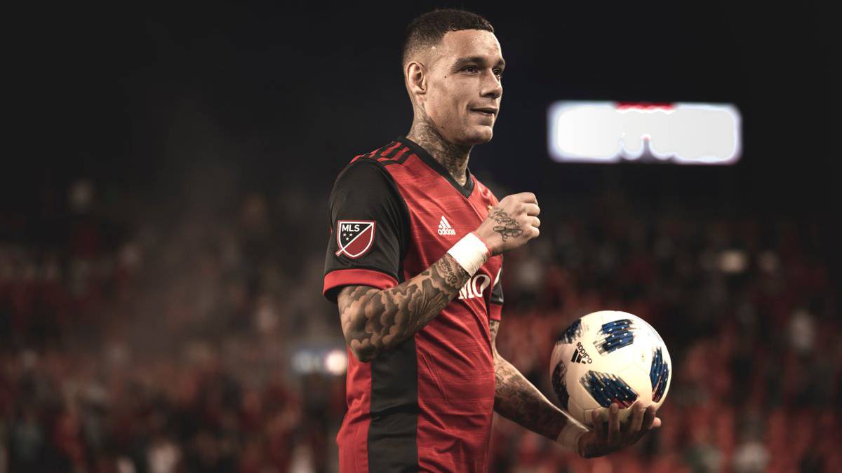 Problemas en Toronto, Gregory van der Wiel anuncia su salida