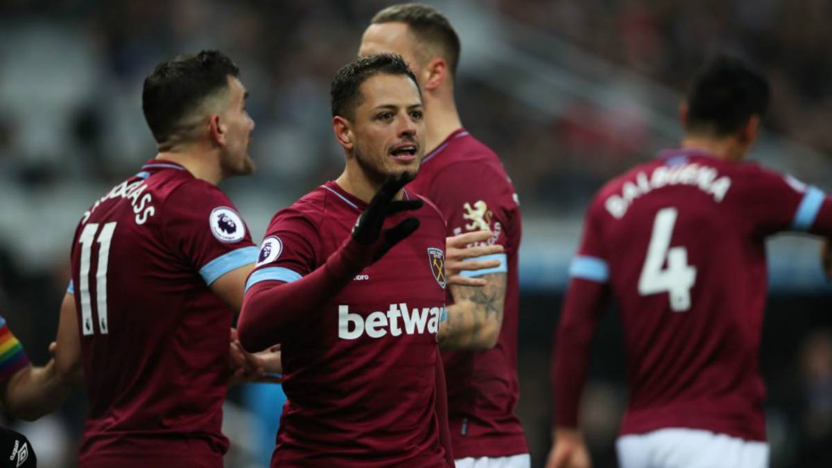 Chicharito celebrating the win with his West Ham teamates in the Premier League