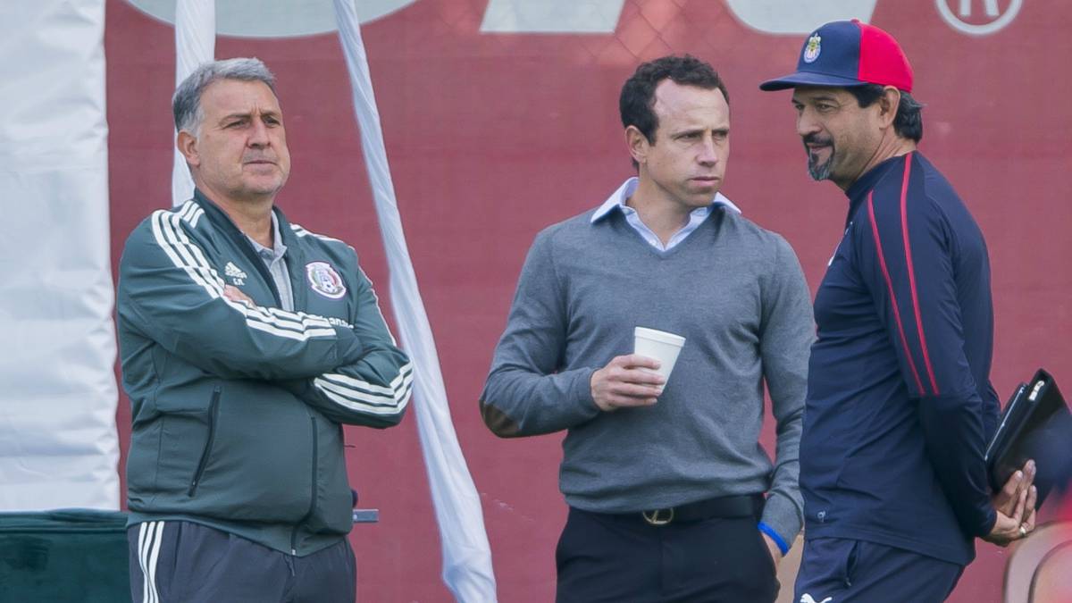 Gerardo Martino, Torrado and Cardozo at Chivas training ground during the team practice