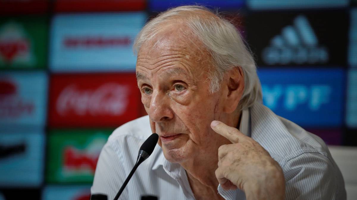 Luis Menotti hablando en conferencia de prensa