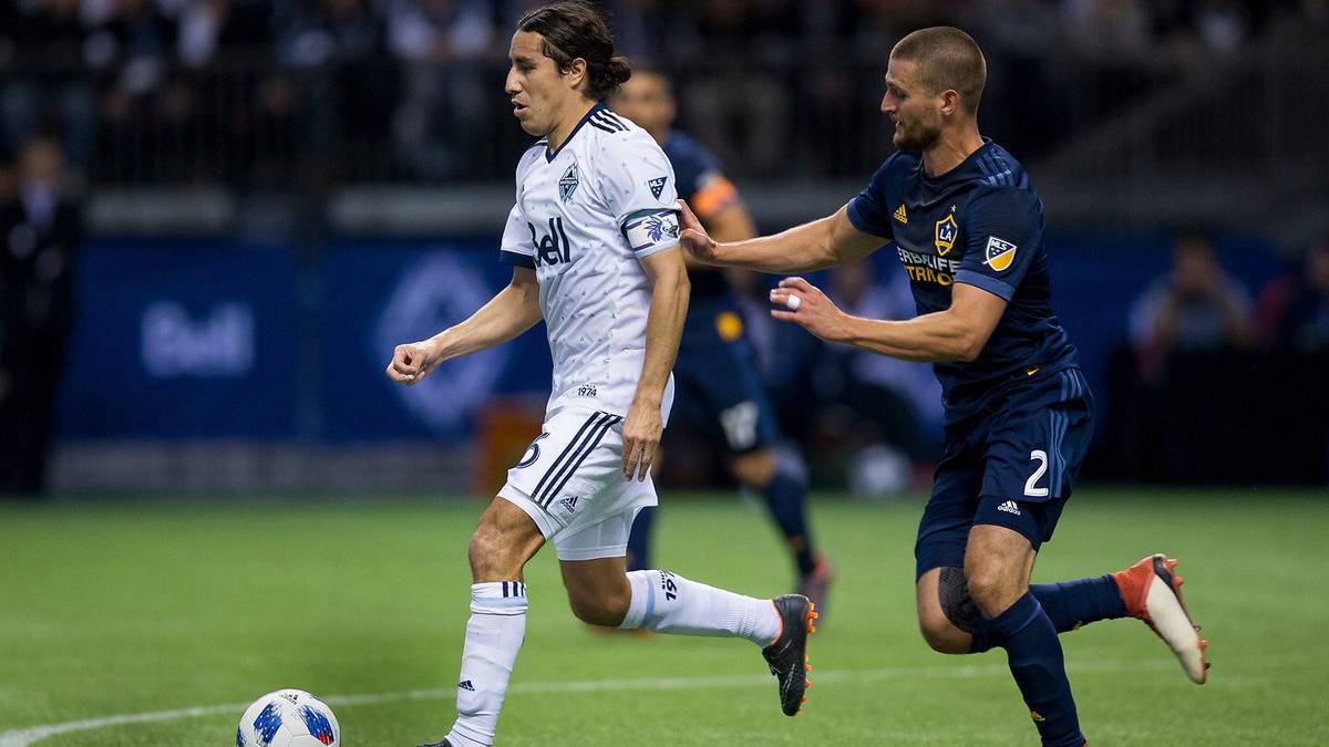 Efraín Juárez en un partido con Vancouver ante Galaxy