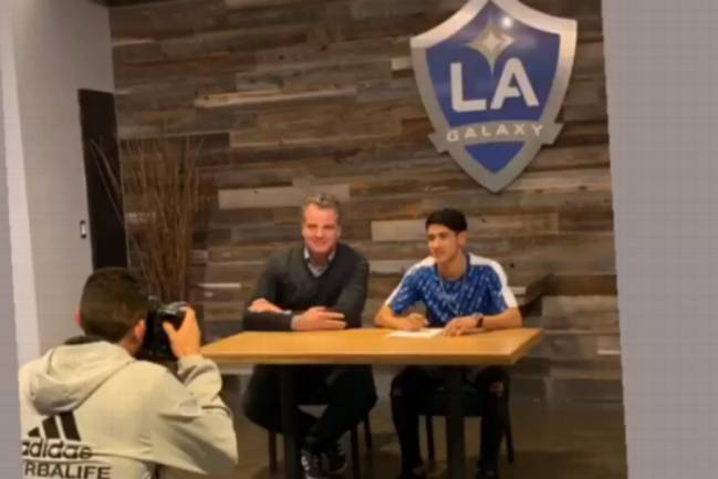 Uriel Antuna y Dennis te Kloese en la firma de contrato del mediocampista mexicano