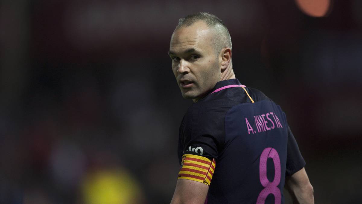 Andrés Iniesta en un partido con el Barcelona