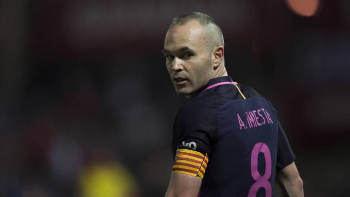 Andrés Iniesta en un partido con el Barcelona