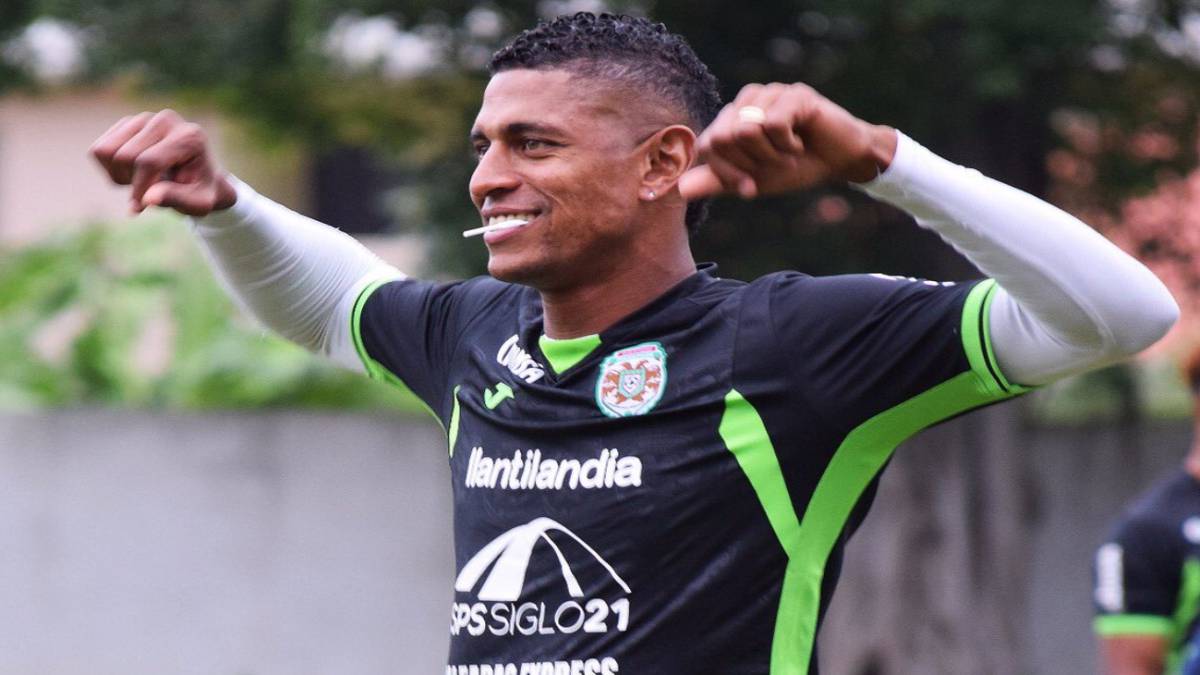 Carlo Costly entrenando con Marathón