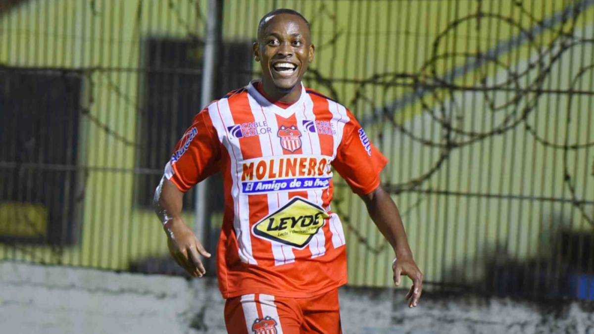 Jamal Charles festejando un gol con Vida