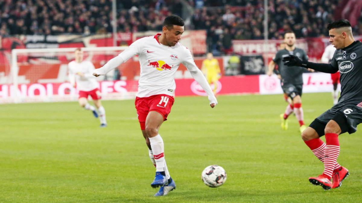 Tyler Adams disputando el balón ante Fortunda Düsseldorf