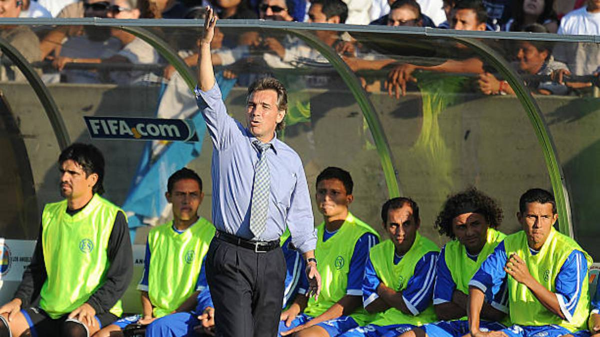 Carlos de los Cobos, entrenador de la selección de El Salvador durante el partido de clasificación para la Copa Oro