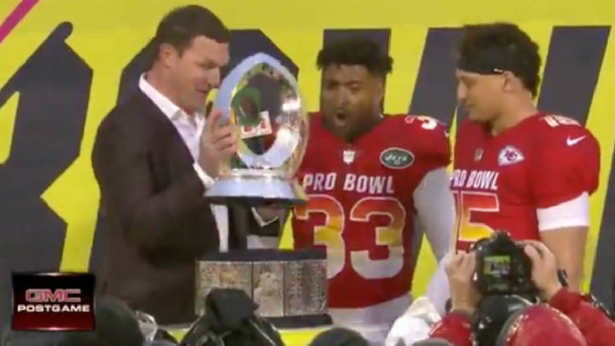 Jason Witten rompe el trofeo del Pro Bowl en la premiación