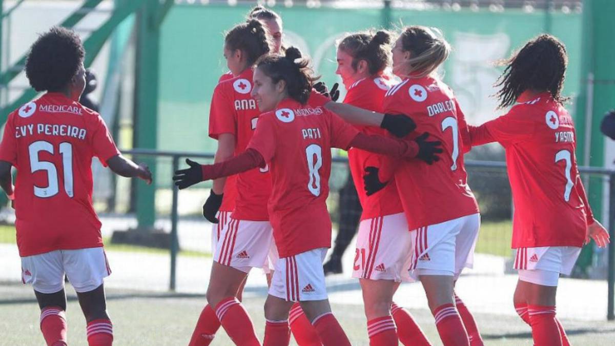 Equipo femenino de Benfica celebrando anotación