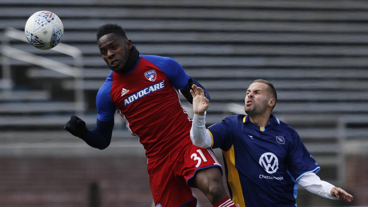 Maynor Figueroa disputando un balón con Dallas