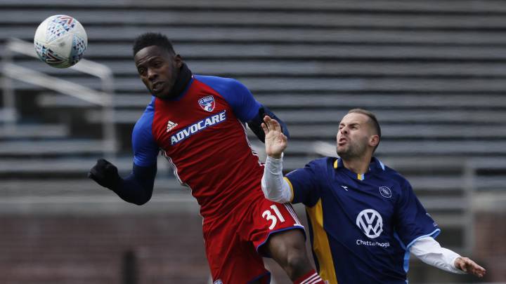 Maynor Figueroa disputando un balón con Dallas