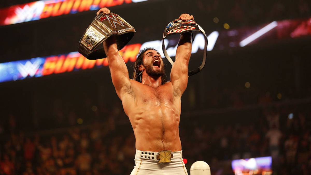 Seth Rollins sostiene los títulos de campeón de la WWE e Intercontinental