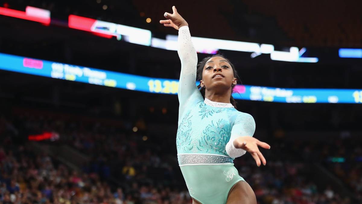 Simone Biles compitiendo en gimnasia artística