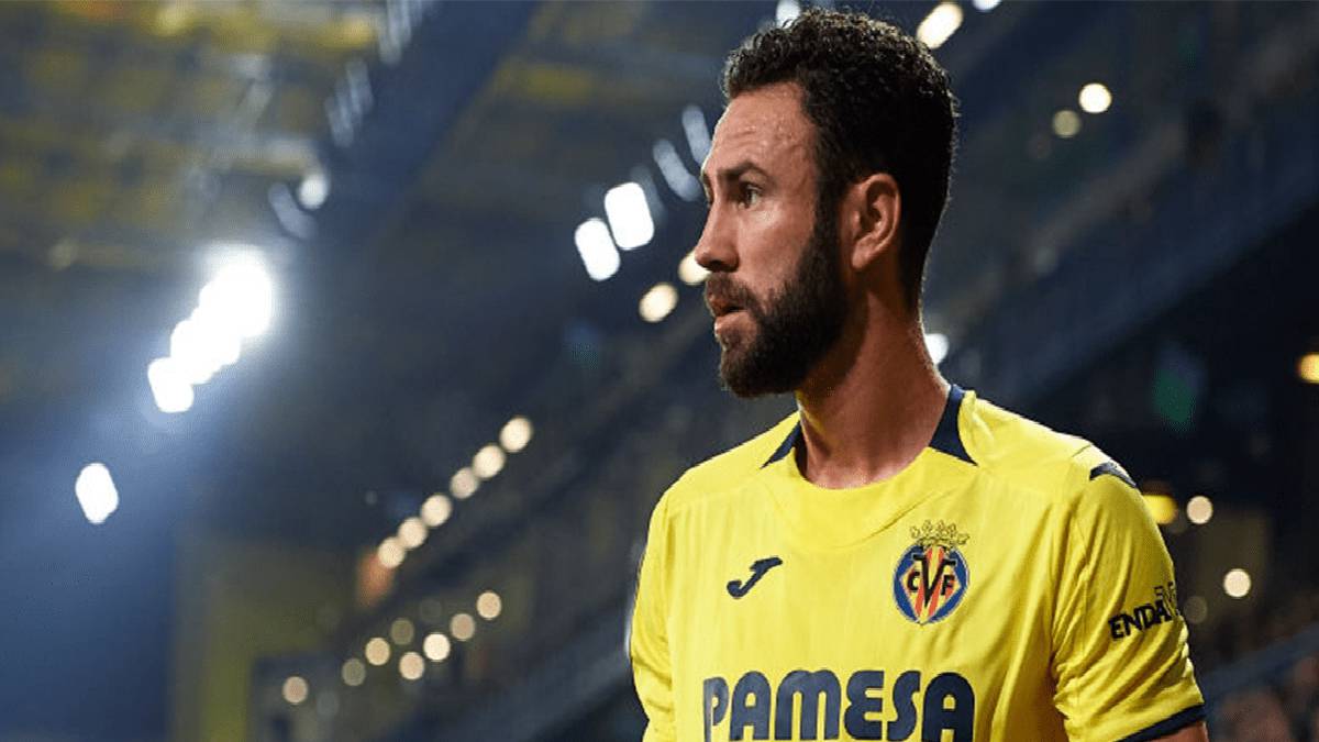 Miguel Layún before jumping to the field with Villarreal in the Spanish League