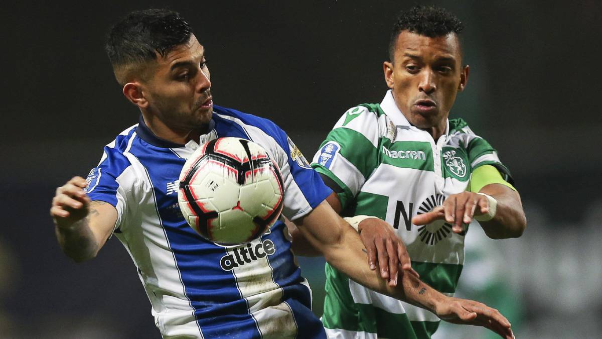 FC Porto's Jesus Corona (L) in action against Sporting's Nani (R) during the Portuguese League Cup final soccer match between FC Porto and Sporting Lisbon