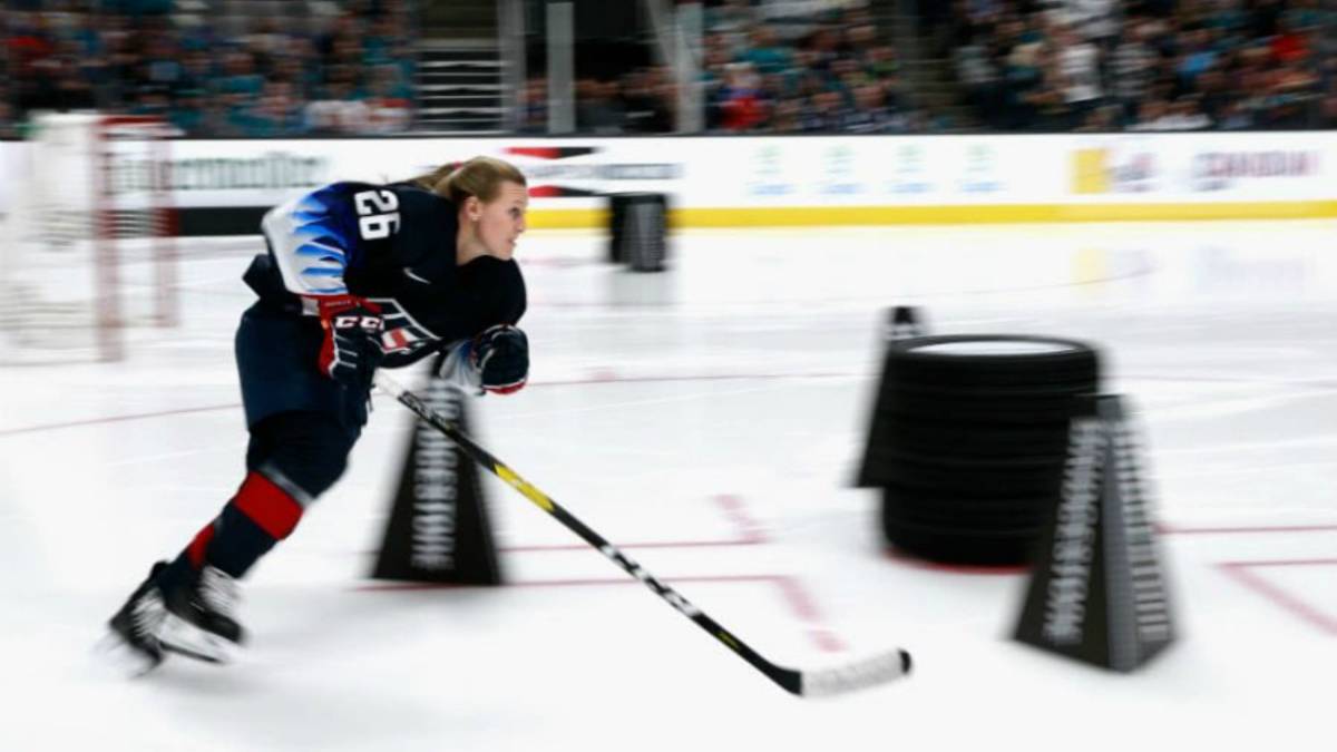 Kendall Coyne en la pista de hielo