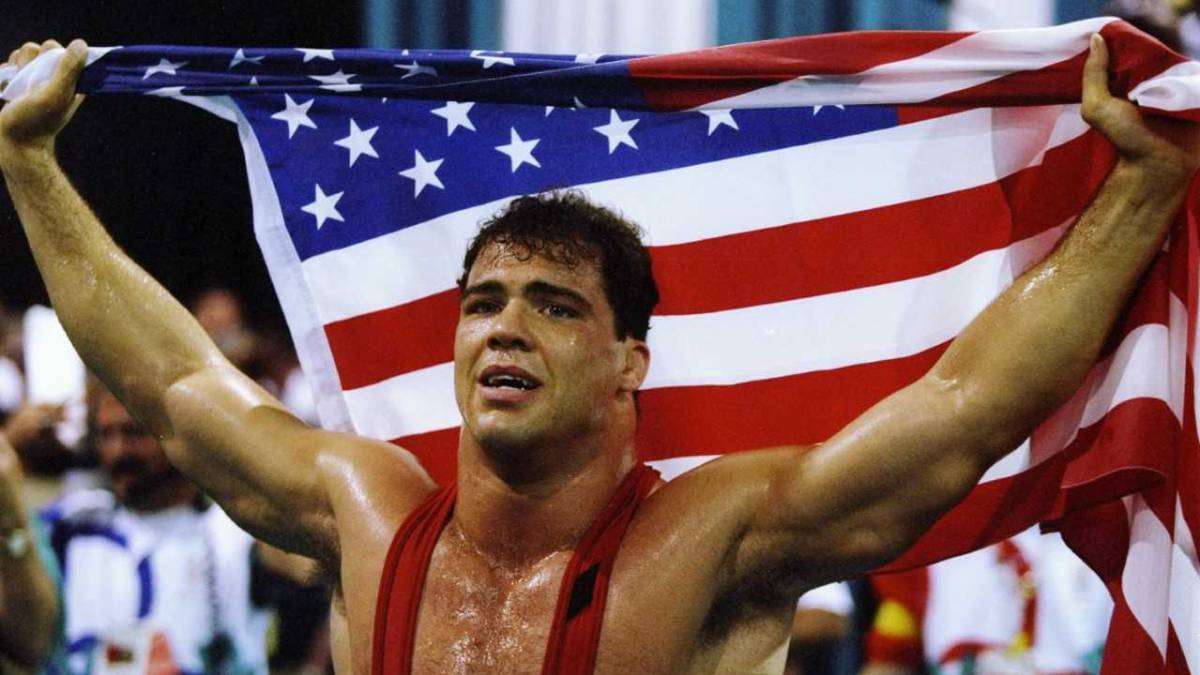 Kurt Angle levantando la bandera de USA