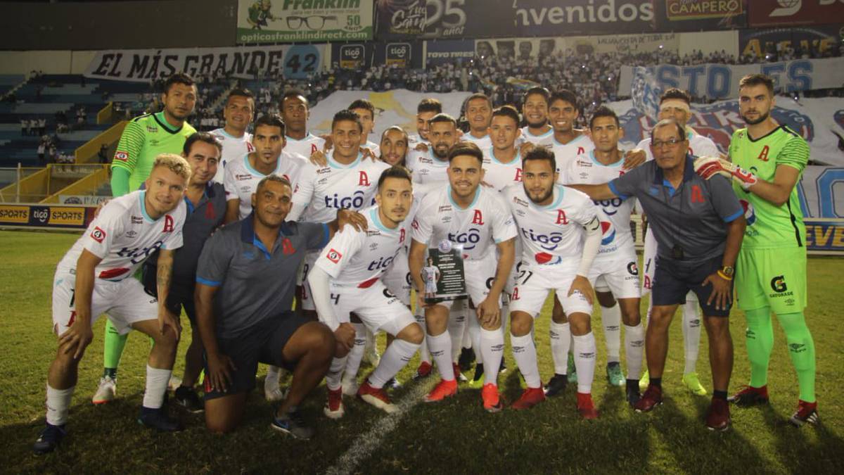 El delantero salvadoreño salió ovacionado por todos los presentes en el Estadio Cuscatlán; fueron momentos emotivos para los aficionados del conjunto Albo