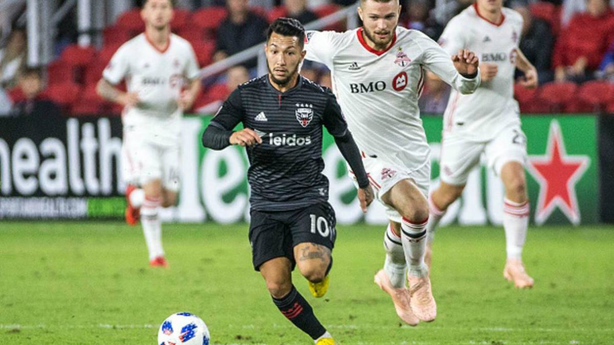 Luciano Acosta conduciendo el balón frente a Tornto FC en la temporada de la MLS 2018.