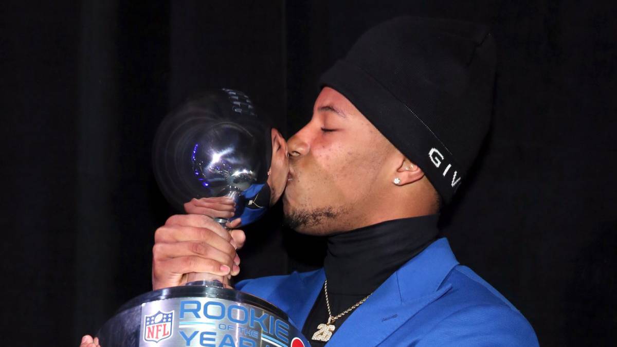 Saquon Barkley con el trofeo de Rookie of the Year