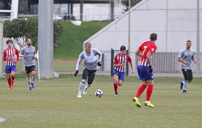 Bastian Schweinsteiger conduciendo el balón en el enfrentamiento contra Atletico de Madrid en el entrenamiento.