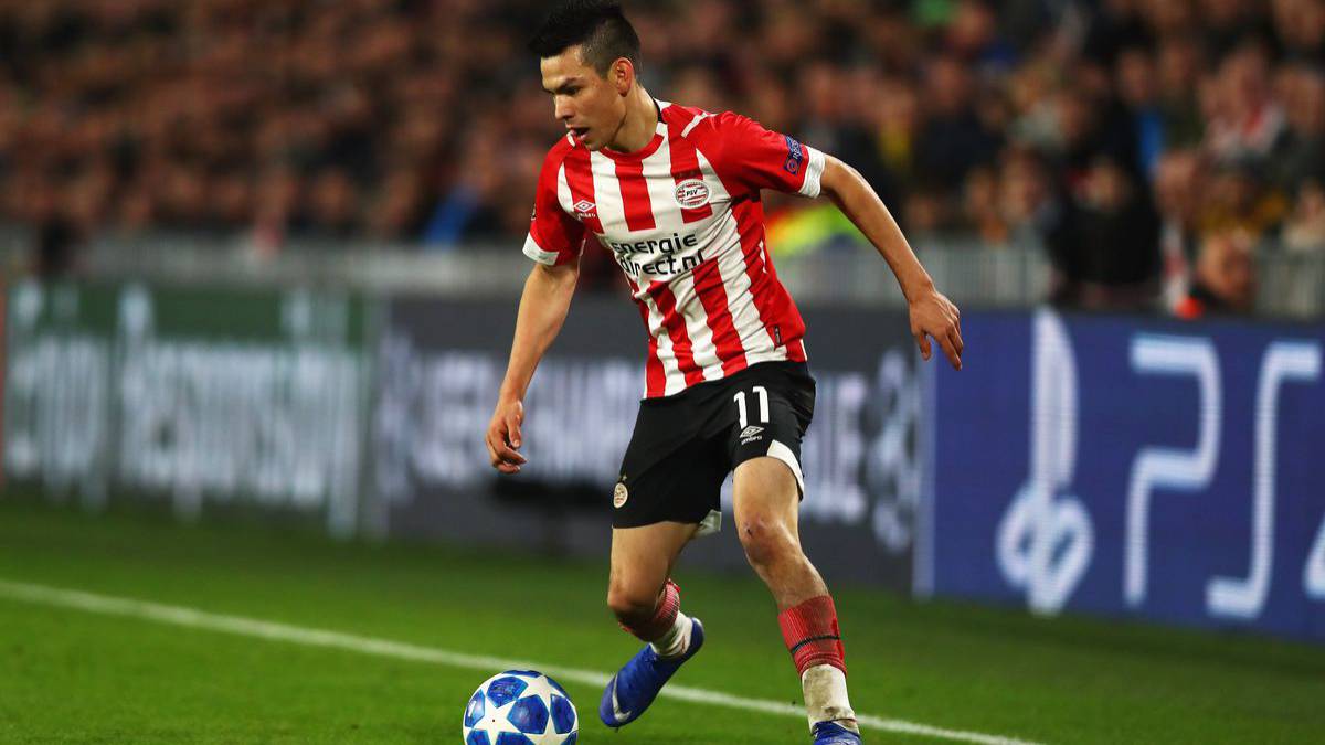 Chucky Lozano controling the ball during a match with PSV