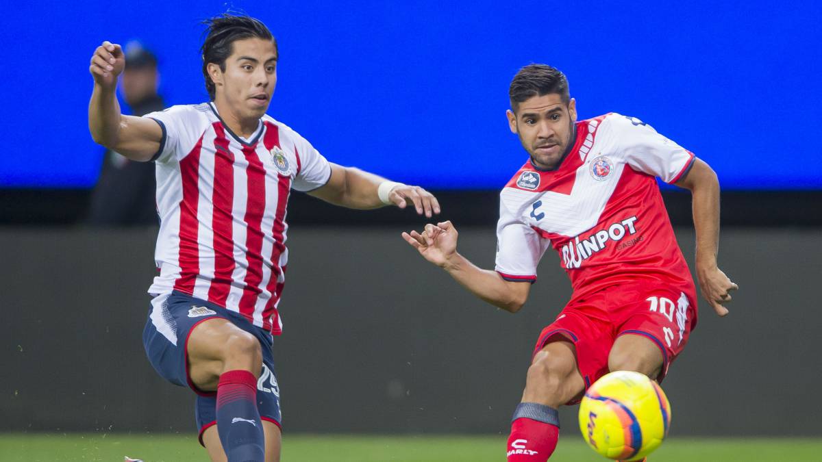 Benjamín Galindo peleando un balón ante Veracruz