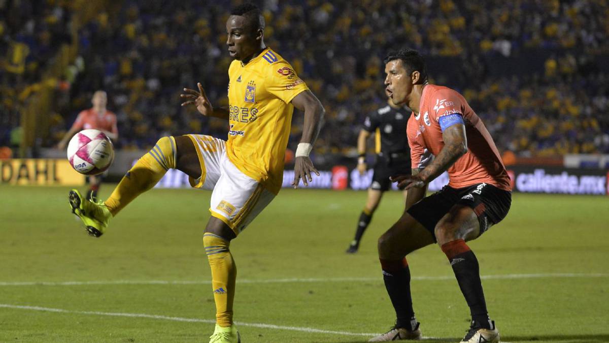 Quiñones controlando el balón ante Lobos BUAP