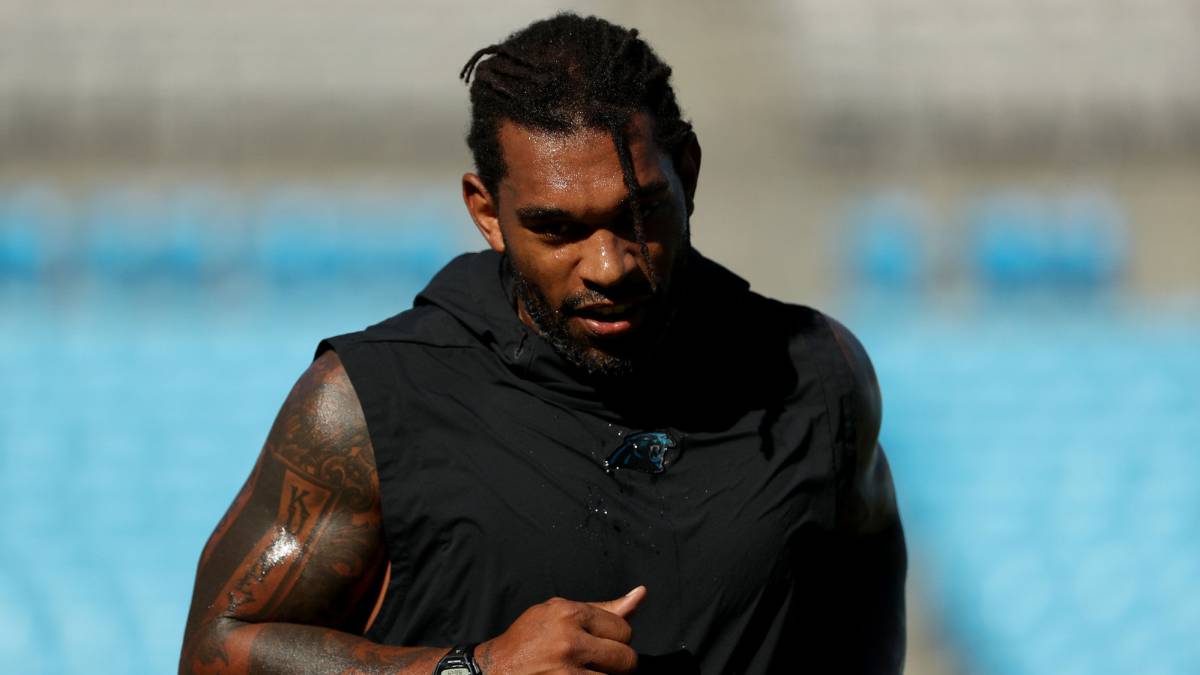 Julius Peppers con los Panthers