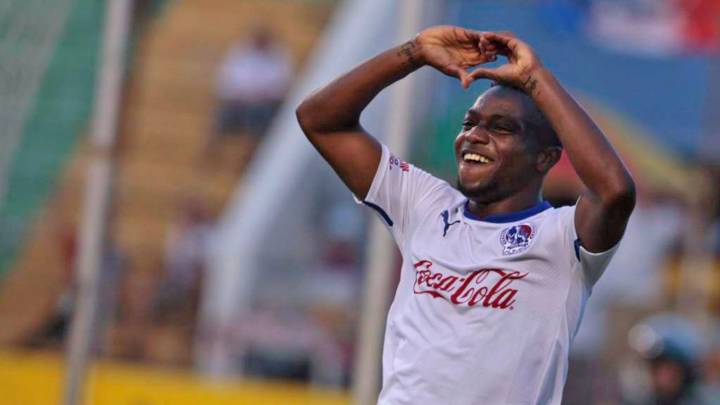 Kevin Álvarez celebrando un gol con Olimpia